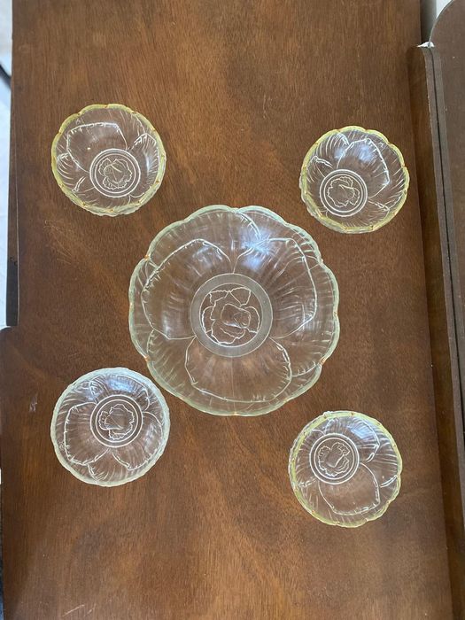 Saladeira média e 4 taças em vidro