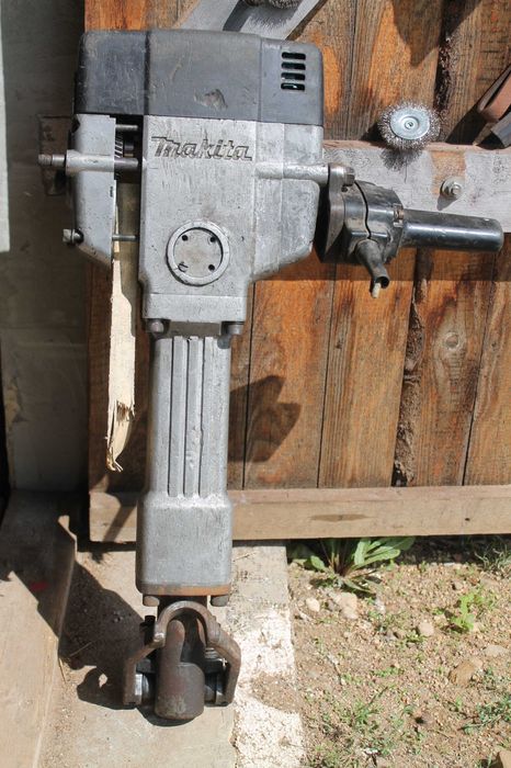 Młot wyburzeniowy Makita HM 1810    czytać opis