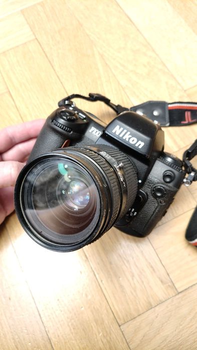 Nikon F100 + battery pack