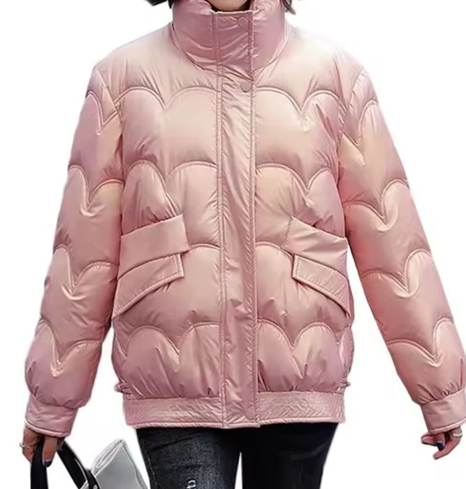 Błyszcząca różowa pikowana kurtka damska.