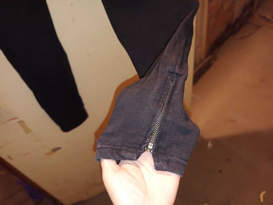 Jeansy z zamkami na nogawkach Only M