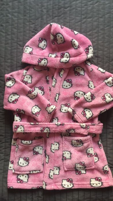 Szlafrok Hello Kitty Różowy szlafroczek z kotkiem w rozmiarze 92/98