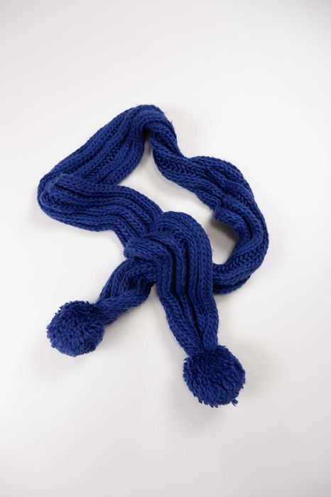 Шарф с крупно вязаный с помпоном синий длинный ручная работа хомут