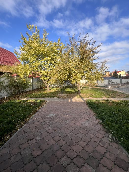 Укопмплектований будинок 260 кв.м з басейном