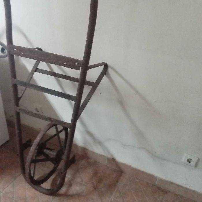 Carrinho de mão em ferro, antigo, com roda 45cms ,1,57mts comp
