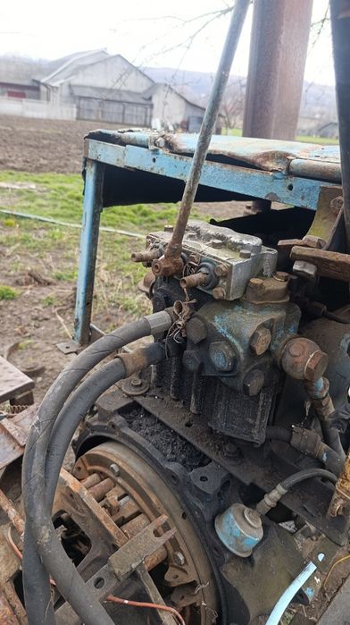 Трактор з двигуном т40