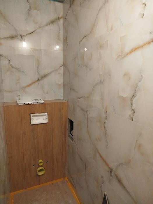 łazienki. kafelki. korytarze. schody. przedpokoje.