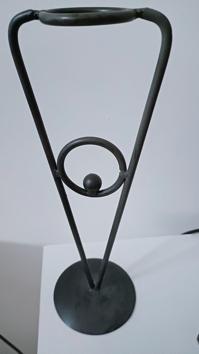 Ozdoba, świecznik. Wysoki na 28-29 cm. Metalowe. Ładne.