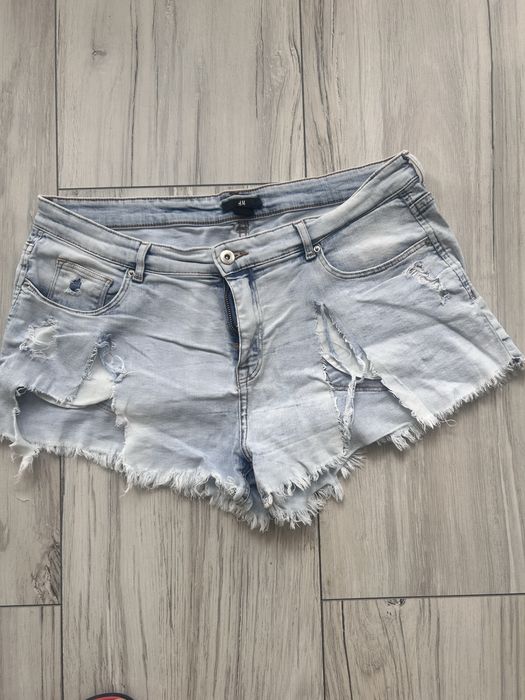 Szorty jeansowe.