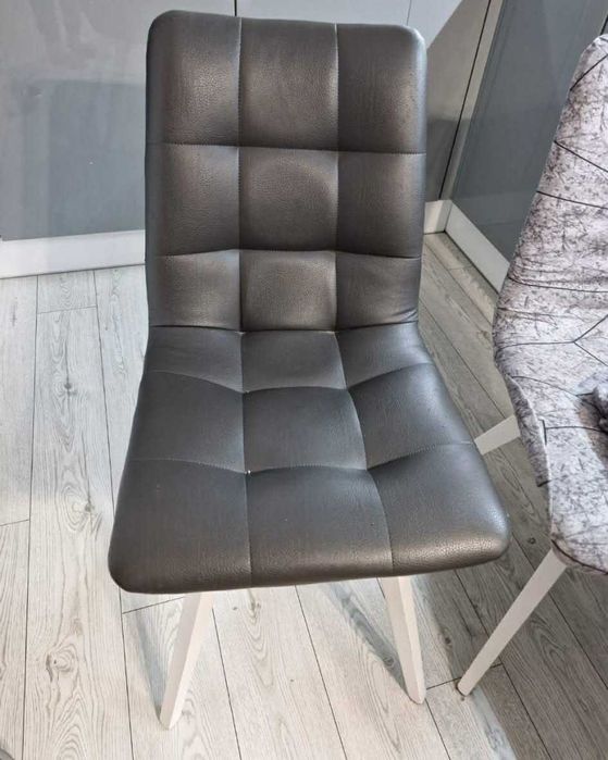 Sprzedam 4 krzesła.