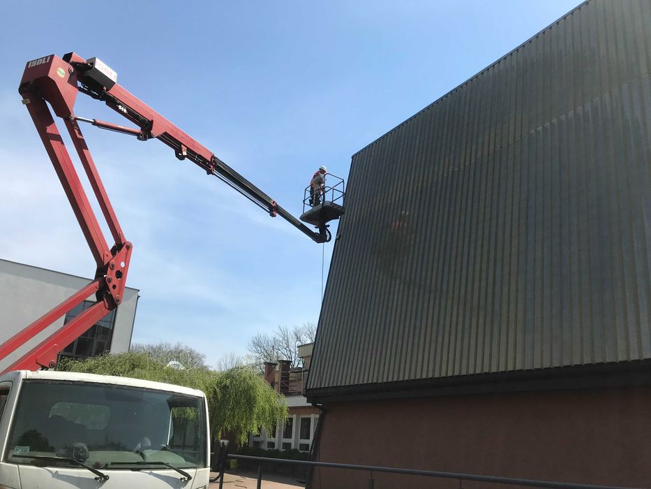 Malowanie dachów pokrytych dachówką, blachą, gontem. Prace dekarskie