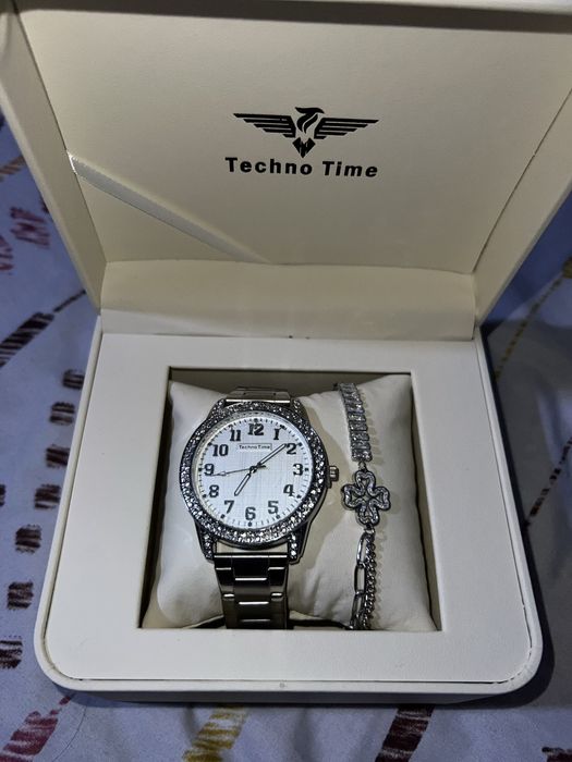 Conjunto de relógio e pulseira prata