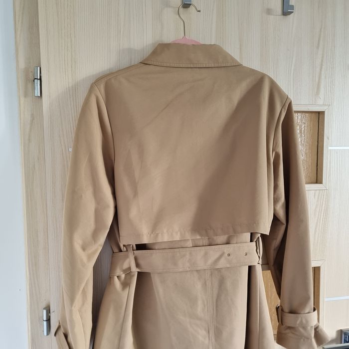 Beżowy trencz HEXELINE M z odpinaną pikowaną kamizelką – płaszcz