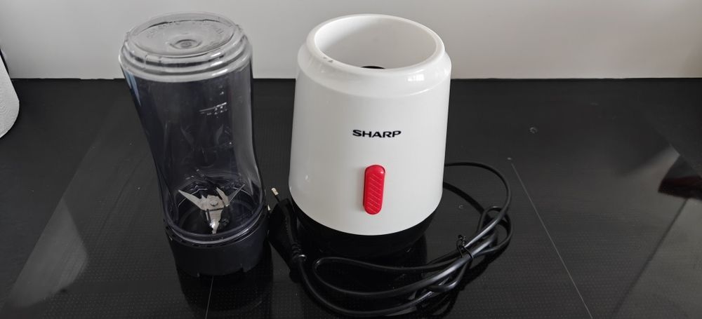 Blender kielichowy SHARP model SA-FP1001WR-EU 300W