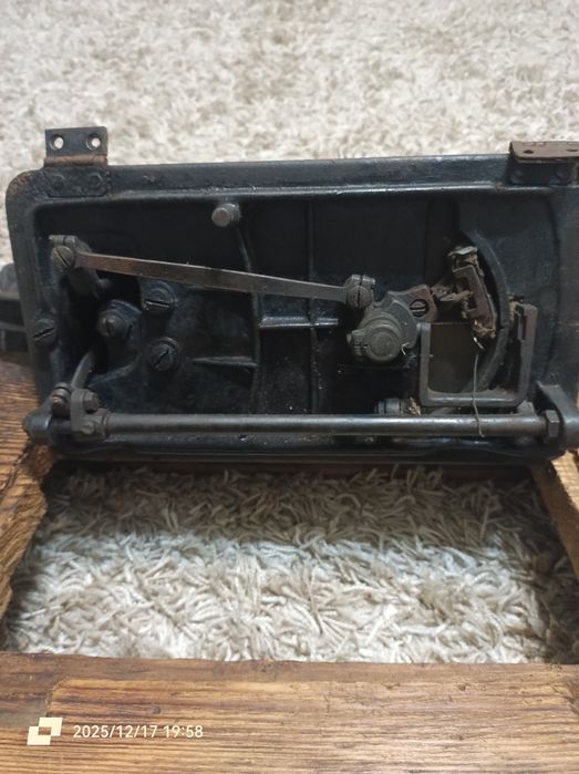 Старовина .Німецька швейна машинка.