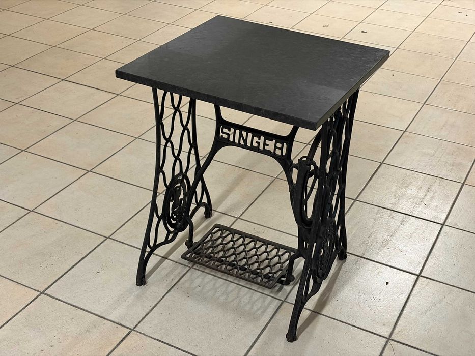 Mesa vintage Singer com tampo em granito Angola