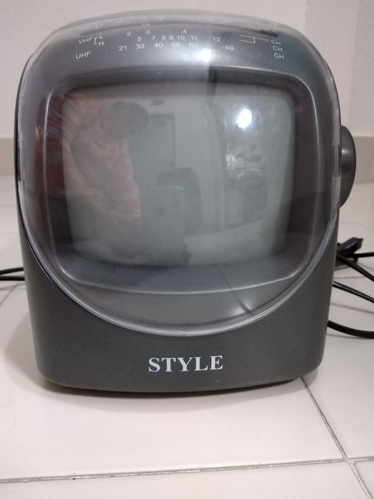 Vendo TV a preto e branco com rádio antiga