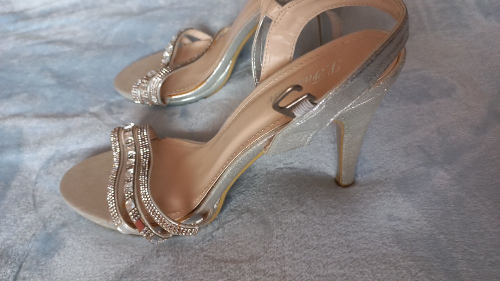 Sandálias prateadas