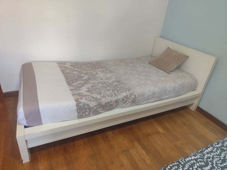 Vendo cama de solteiro IKEA, Colchão Não Incluído.