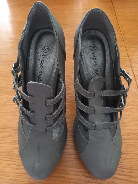 Botins de salto alto cinzentos