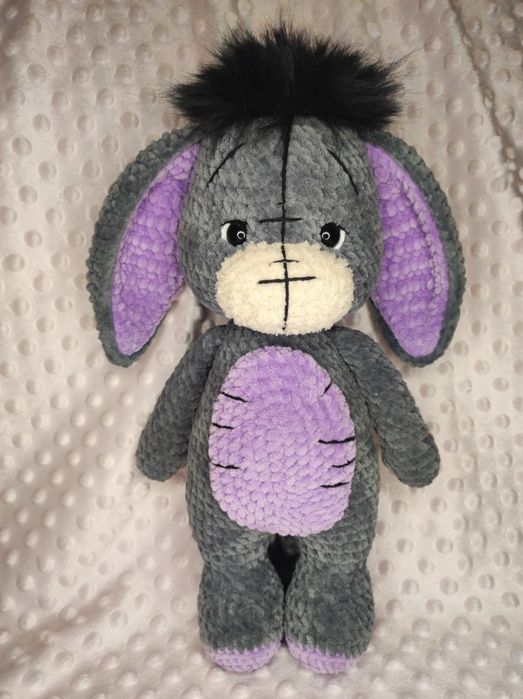 Maskotka osiołek na szydełku.