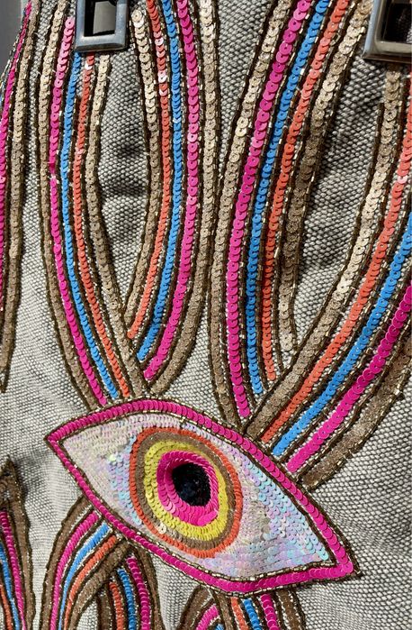 Mala cinzenta artesanal com missangas coloridas