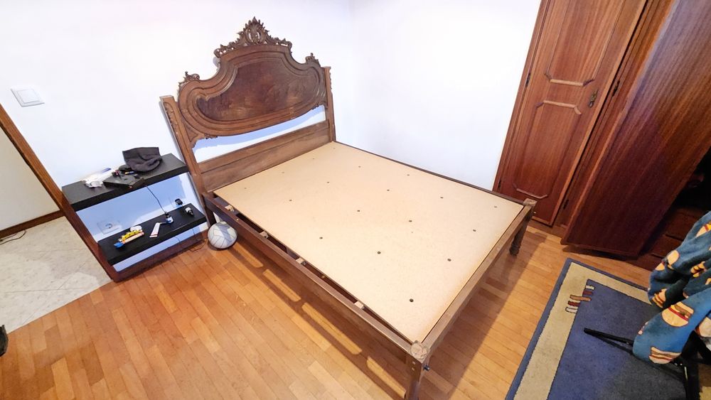 Cama, cómoda, mesinhas + colchão