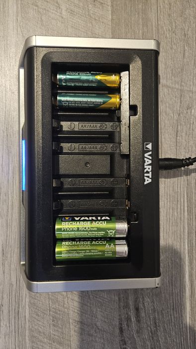 ШВИДКА! Зарядка Varta LCD Multi Charger 8 слотів AA/AAA + USB гаджети
