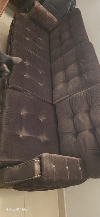 Sofá de veludo castanho 4 lugares. Faz Sofá Cama de casal.