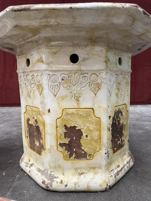 Bastante invulgar conjunto de mesa e bancos orientais em terracota