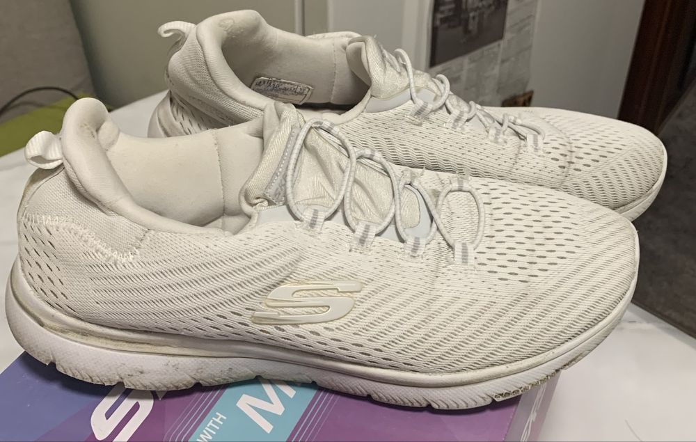 Кросівки Skechers чорні і білі, розміри 38.5, 39