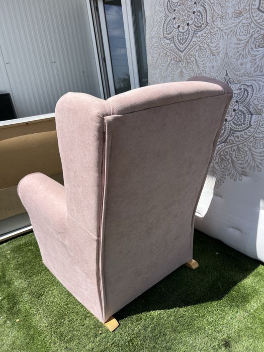 Cadeira de Amamentação / Poltrona de Balanço Rosa – Excelente Estado | Entrega Incluída em Lisboa