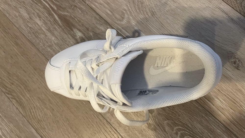 Dois modelos Nike Cortez brancos e pretos