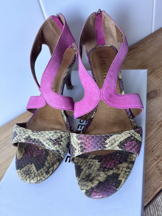 Sandalias  de tiras em pele novas