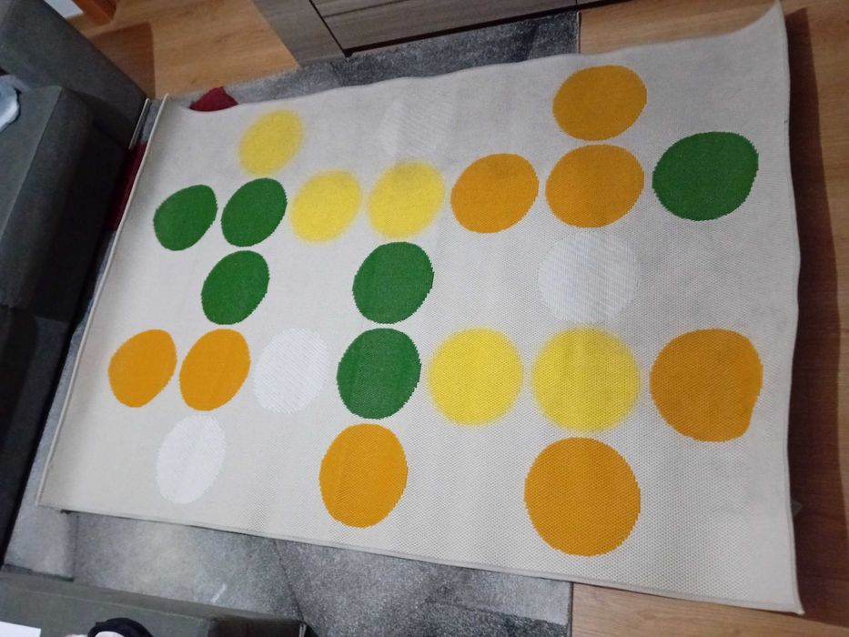 Carpete com bolas - BROGGAN