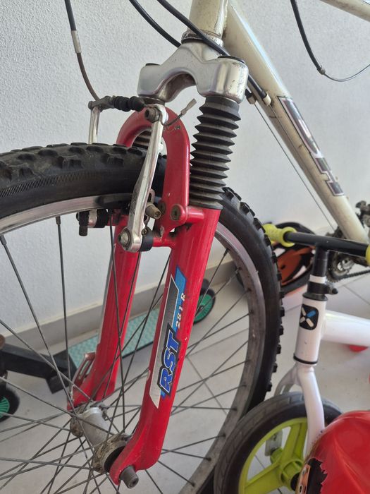 Bicicleta  bh coronas de 2000.
Sem uso a alguns anos frequente,