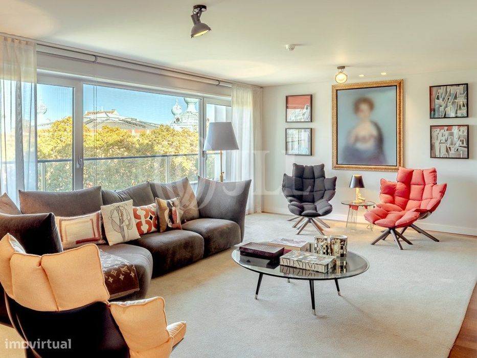 Apartamento T6 com varanda, Campo Pequeno, Lisboa.