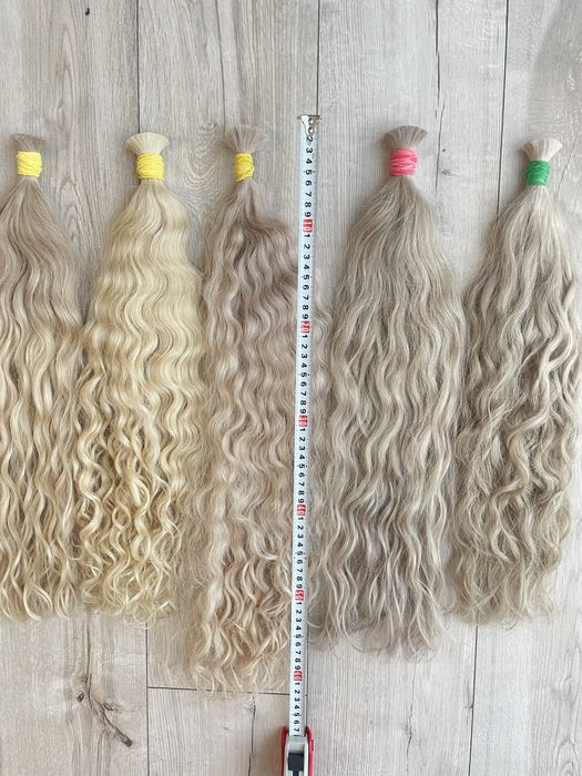 Волосся кучерявий блонд.