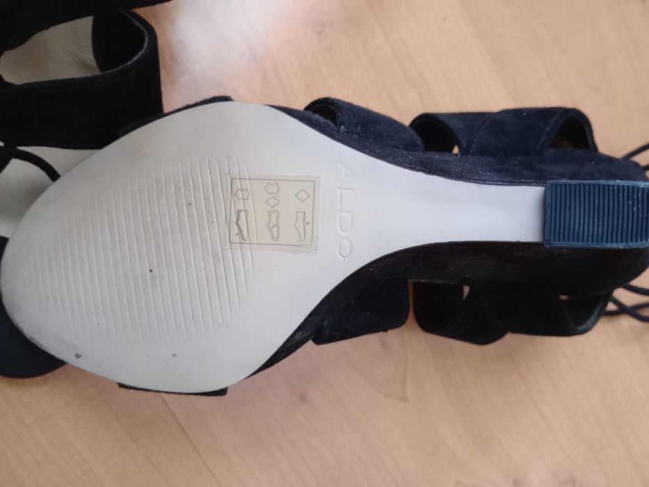 Sandálias Aldo, em camurça