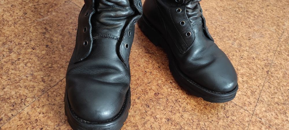 Botas militares em pele