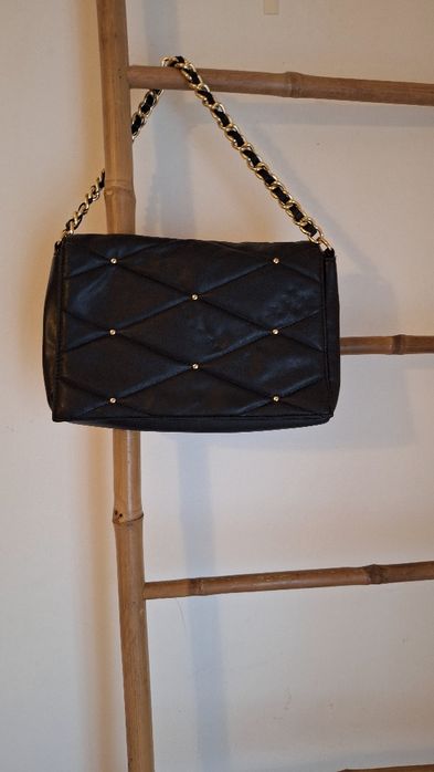 Carteira preta com corrente