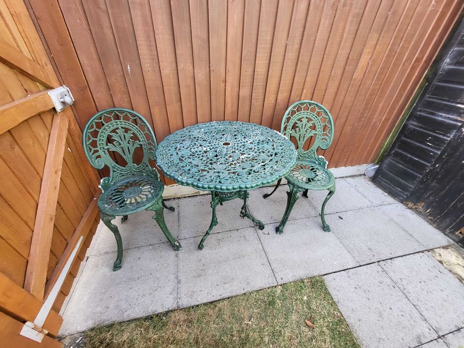 Zestaw całorocznych aluminiowych mebli ogrodowych. Stół +2 krzesła