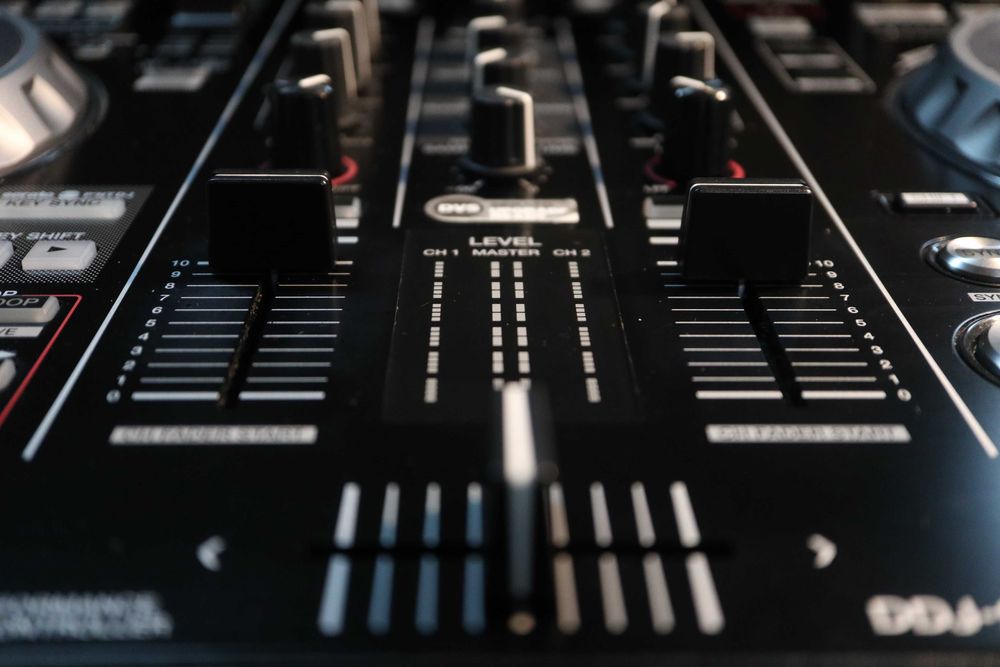 PIONEER DDJ SR2  + Mala de Transporte + Caixa Original. *(STEMS)