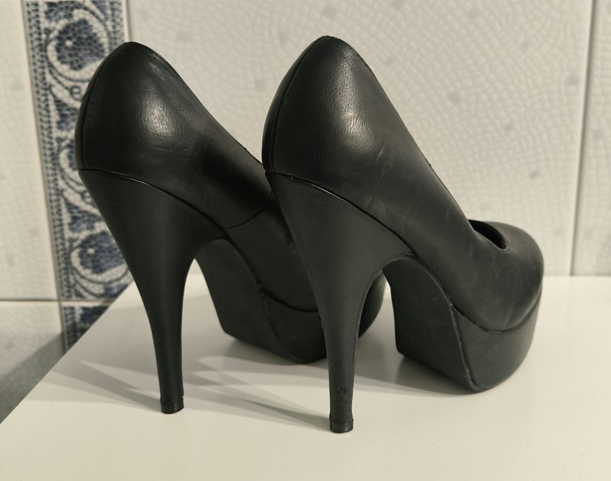 Nowe skórzane szpilki Kayla r.38 koturny