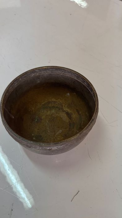 Tigela/taça metálica antiga com rebordo trabalhado em relevo (padrão de folhas/grinalda).
