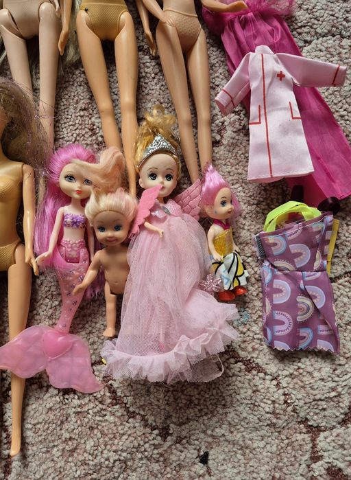 Лот іграшкових ляльок