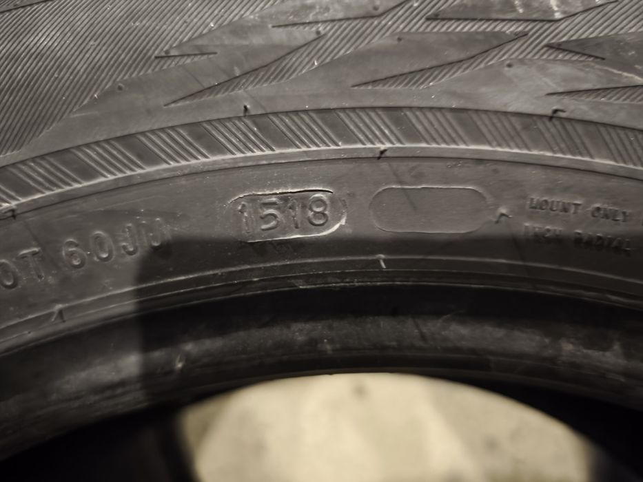 Шини зимові Nokian 215/60 R17