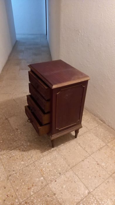 Mesinha de cabeceira em madeira Mogmo escura