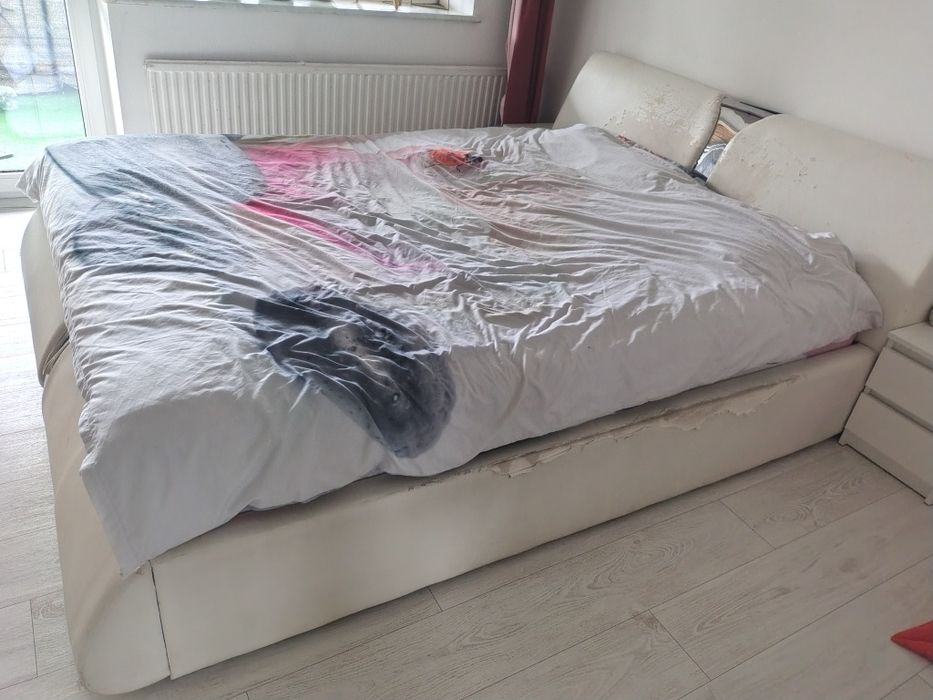 Łóżko z materacem