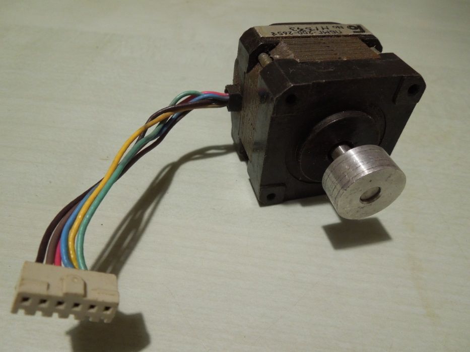 Шаговый двигатель